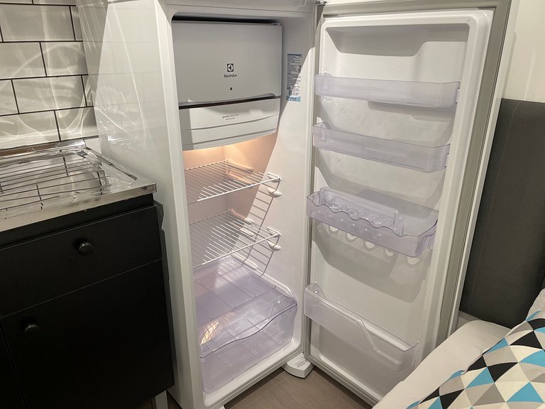 S18. Privativo c/cozinha, prédio residencial na Mooca