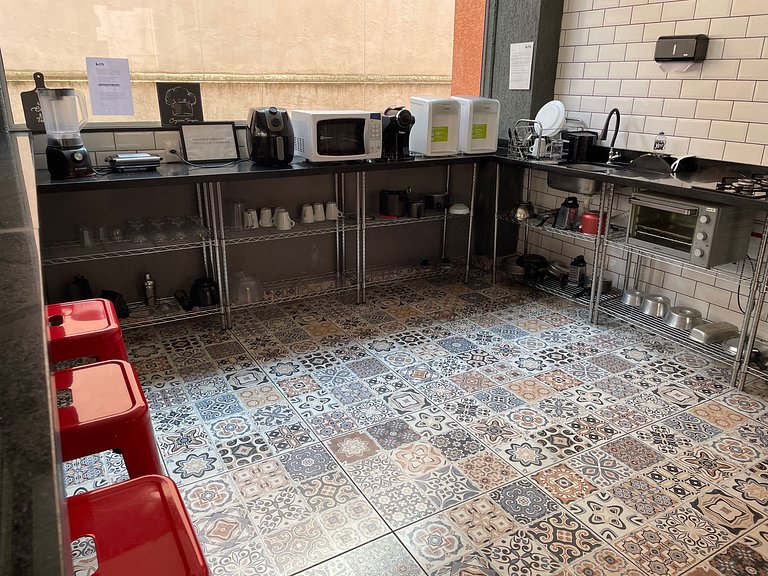 S17. Studio recém montado perto de comércio.