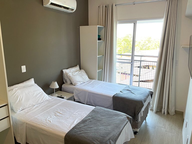 Studio c/ garagem – cama casal ou 2 de solteiro